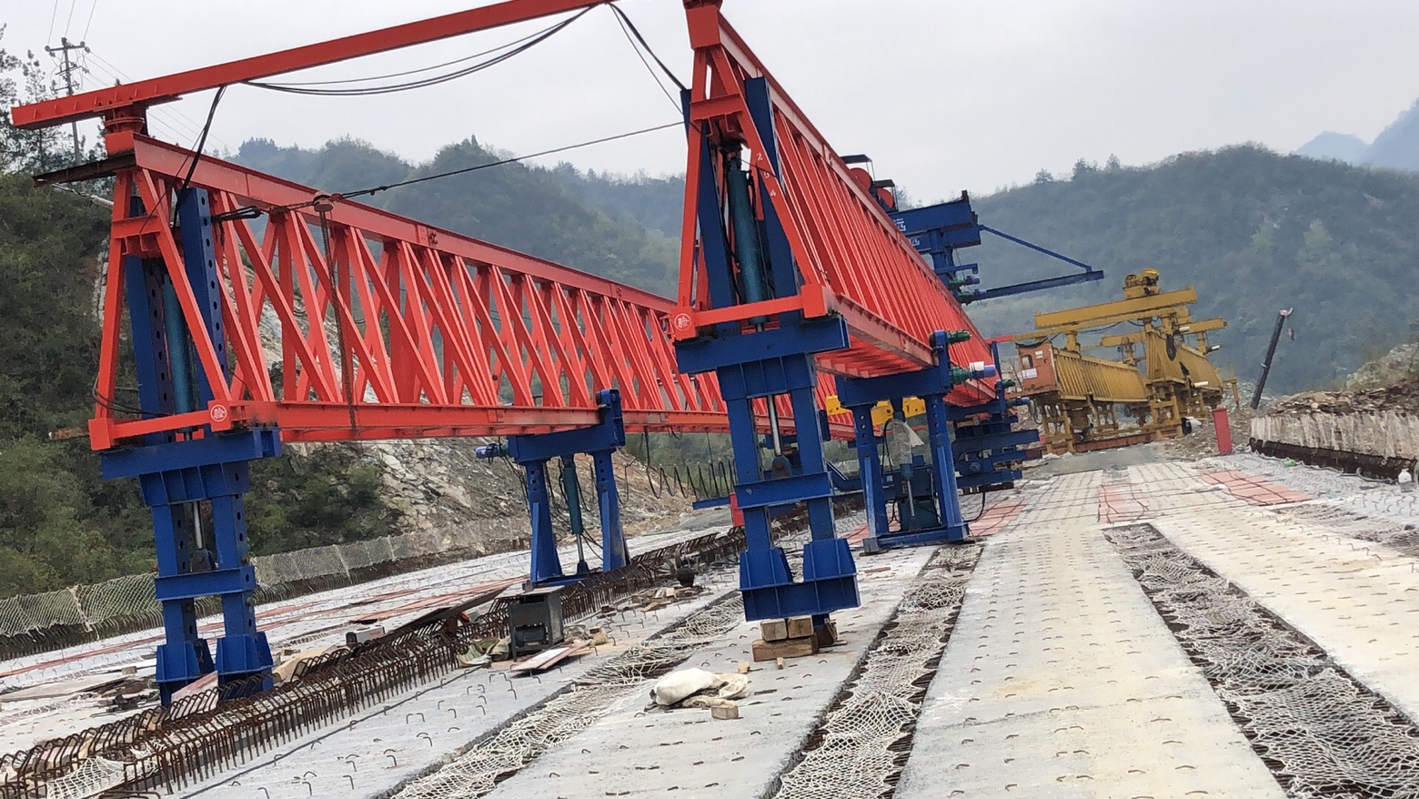 湖北十堰，十巫高速三標(biāo)，采購我廠的JQ40-180新式架橋機(jī)