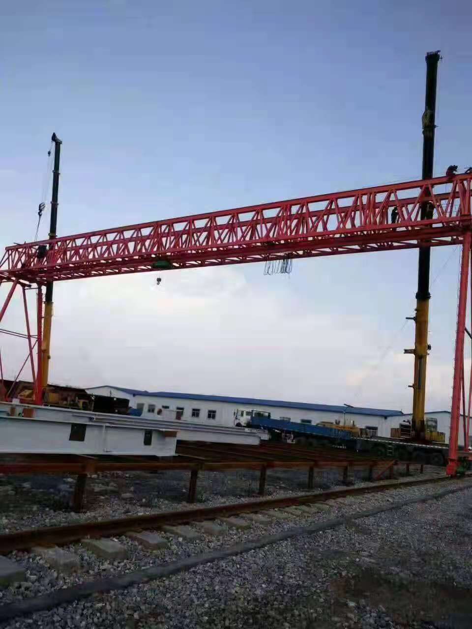 為什么龍門吊還需要做地基?當(dāng)?shù)孛嫫露缺容^大時(shí),我們?cè)撛趺醋鳊堥T吊地基?