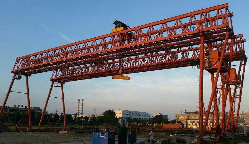 MG80/10T龍門吊在裝卸物料時應(yīng)注意什么？廠家給您解答